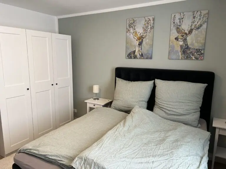 Schlafzimmer 1 mit Boxspringbett und großem Kleiderschrank