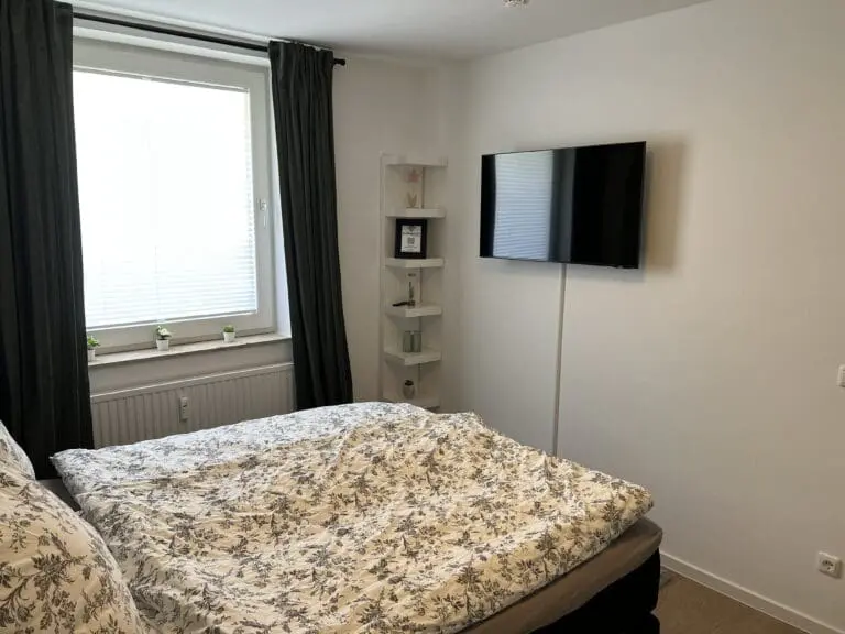 Schlafzimmer 2 mit Boxspringbett und TV