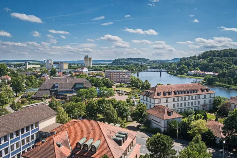 Luftbild von Hameln an der Weser mit Altstadt und Brücken