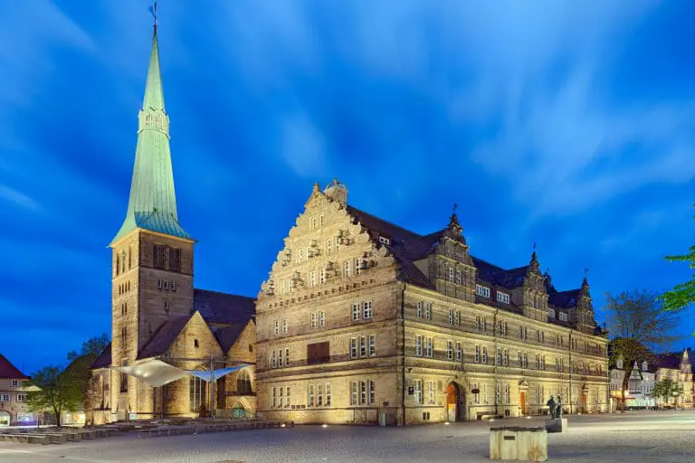 Hochzeitshaus und Marktkirche in der Altstadt von Hameln zur blauen Stunde