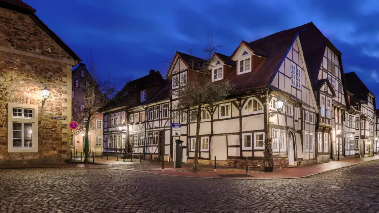 Fachwerkhäuser in der Hamelner Altstadt zur blauen Stunde