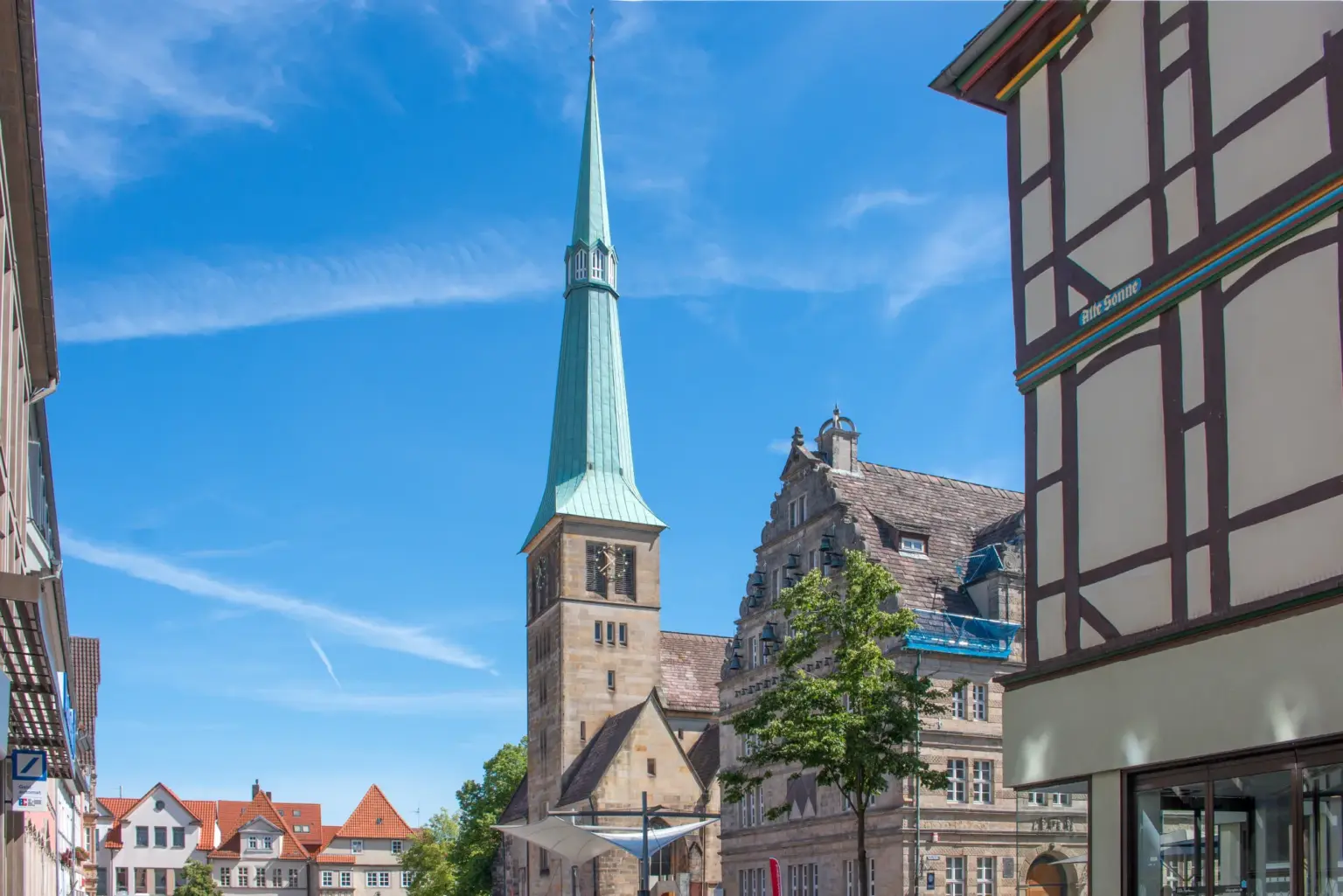 Marktkirche St. Nicolai mit grünem Turm und Fachwerkhaus in der Altstadt von Hameln