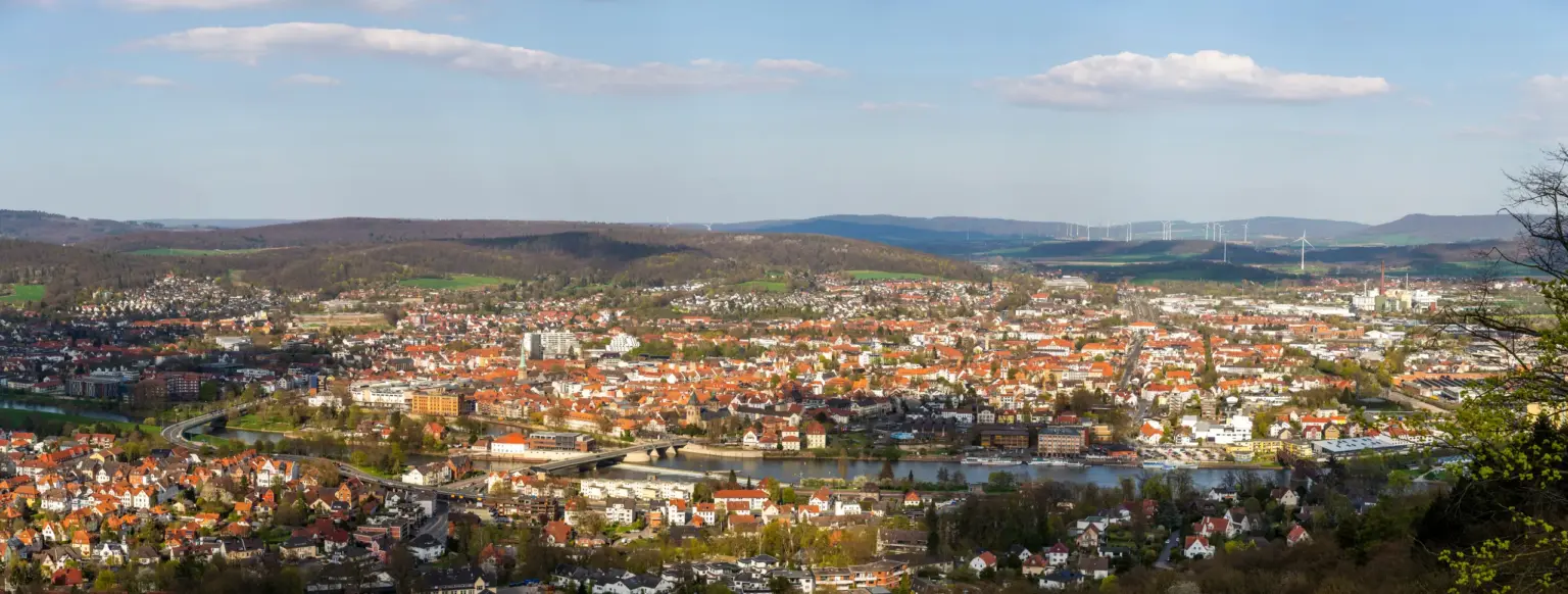 Blick vom Klüt über die Dächer von Hameln, die Weser und das Weserbergland