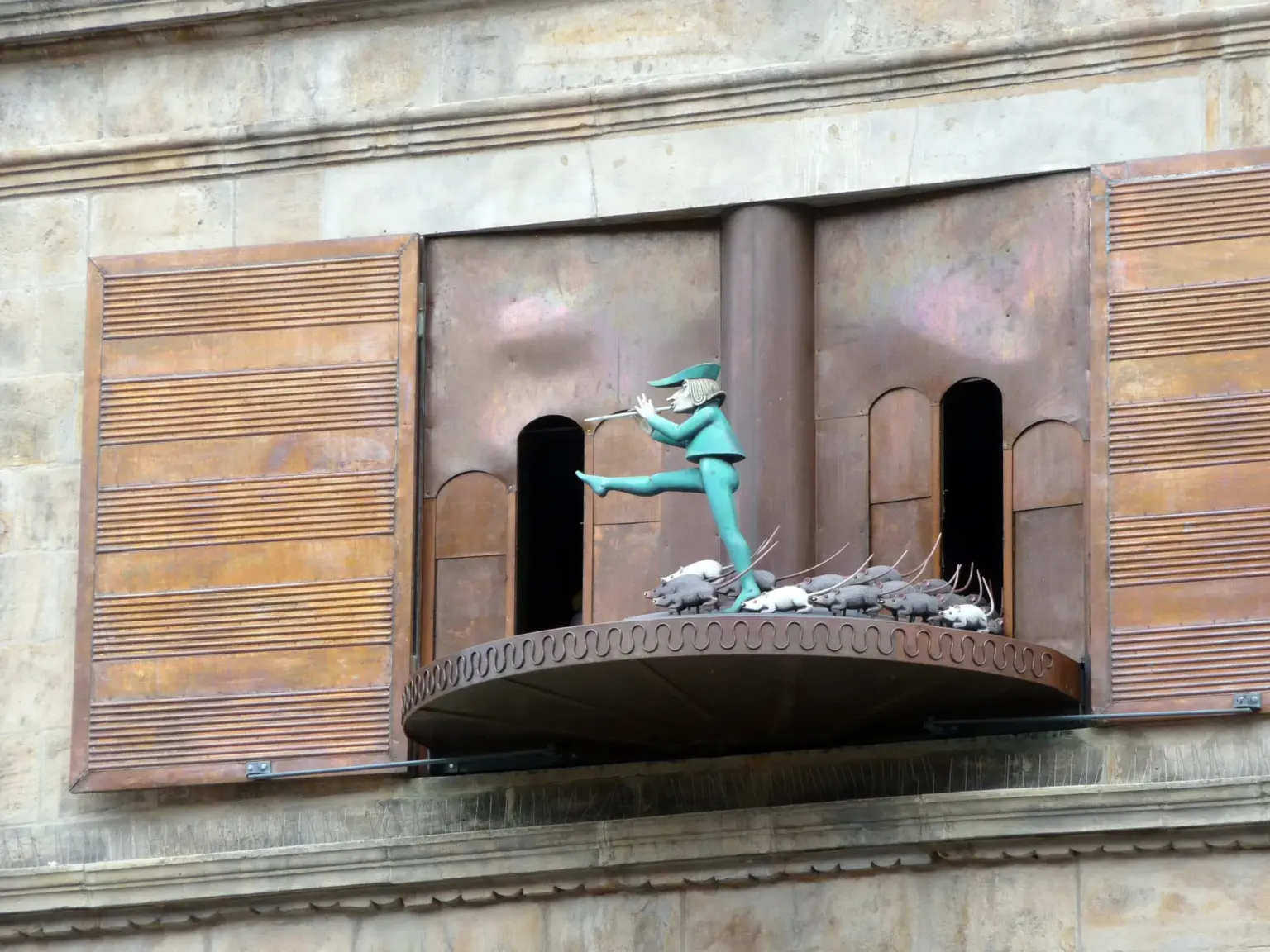 Rattenfänger-Figur mit Flöte und Ratten am Glockenspiel des Hochzeitshauses in Hameln
